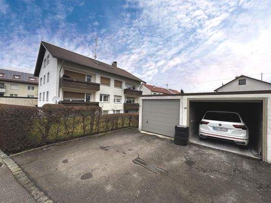 Außenansicht mit Garagen