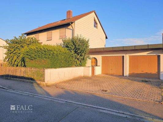 Parkmöglichkeiten in den vorhandenen Garagen und dem Bereich davor