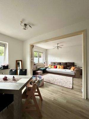 Wohn- und Esszimmer mit viel Tageslicht