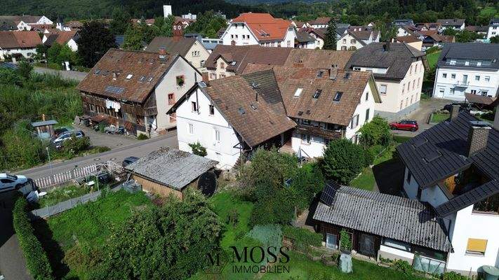 viel Wohnfläche mit geschütztem Garten