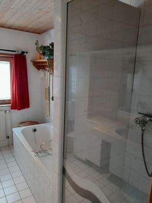 Badewanne und Dusche