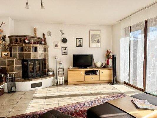 Wohn- und Essbereich mit Kamin