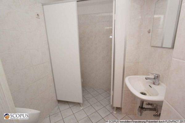 Gewerbe WC im Erdgeschoss