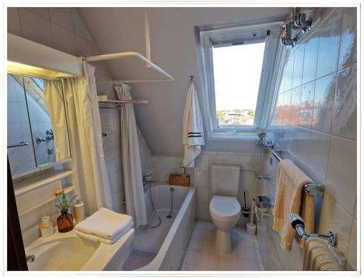 Bad mit Wanne und Fenster