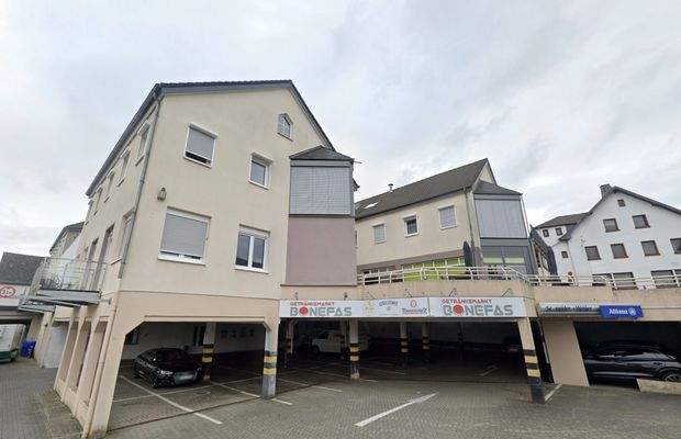 Objektbild mit Einfahrt zur Gewerbefläche