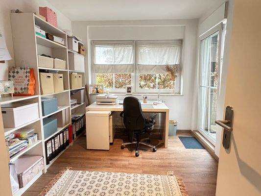Büro mit Balkonzugang