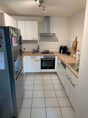 Moderne Küche mit Geräten