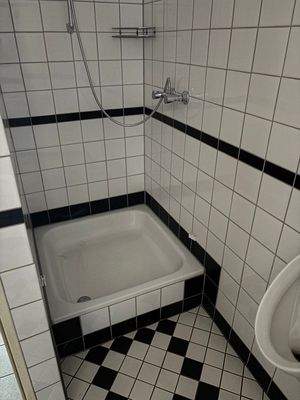 Mitarbeiter WC mit Dusche