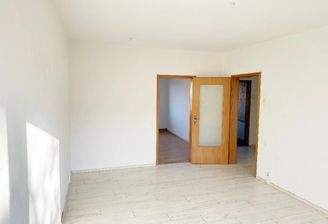 Wohnzimmer mit Blick Richtung Schlafzimmer und Flurbereich