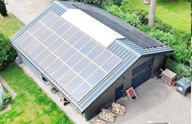 Halle mit Photovoltaikanlage