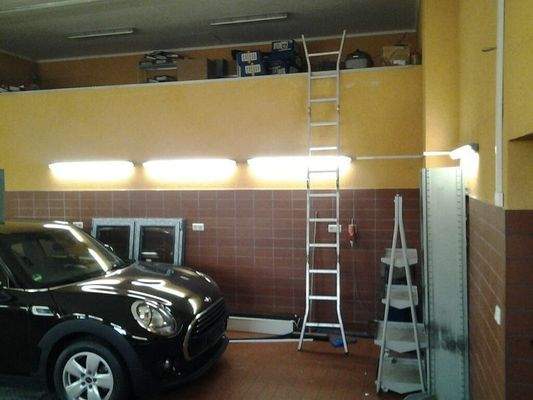 Halle mit Steinzeugfliesen