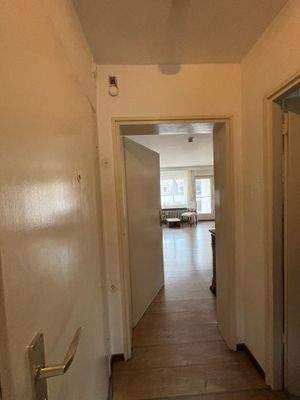 Flur mit Blick ins Wohn-/Schlafzimmer