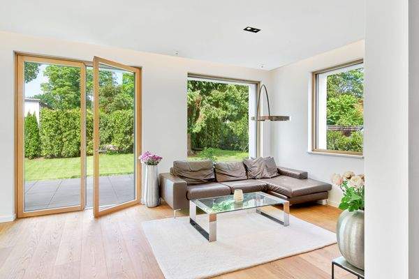 Offen gestalteter Wohnbereich mit direktem Zugang zur Terrasse