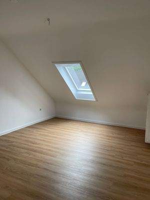 Helles Zimmer mit Dachfenster