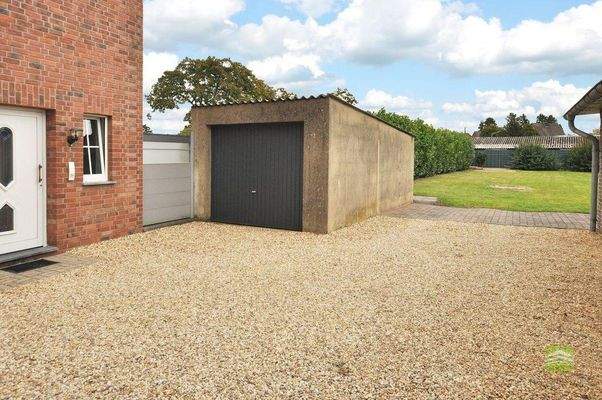 Garage neben Eingang