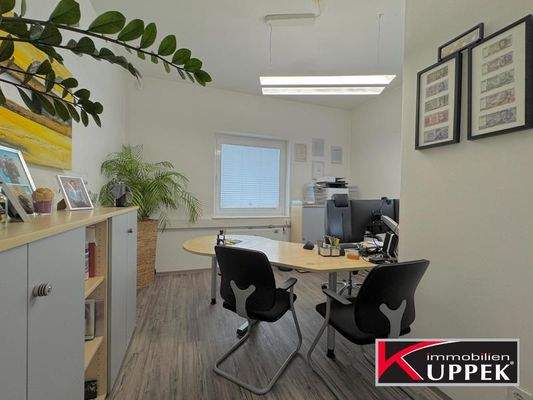 Büro mit Kellerzugang