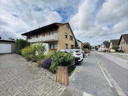 Blick von links aufs Haus