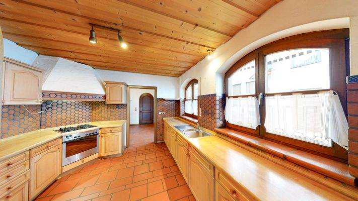 Küche im Landhausstil mit Hauswirtschaftsraum