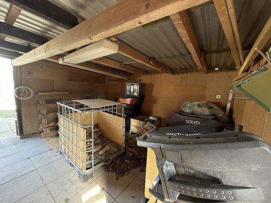 Abstellfläche, z.B. Brennholzlager