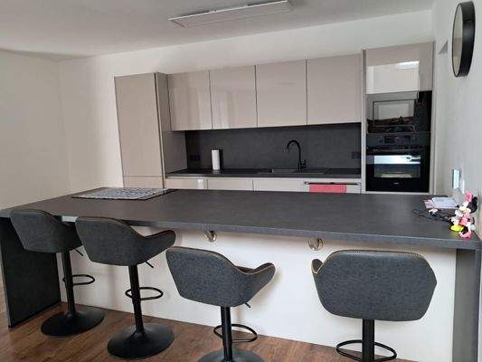 Küche mit Frühstücksbar