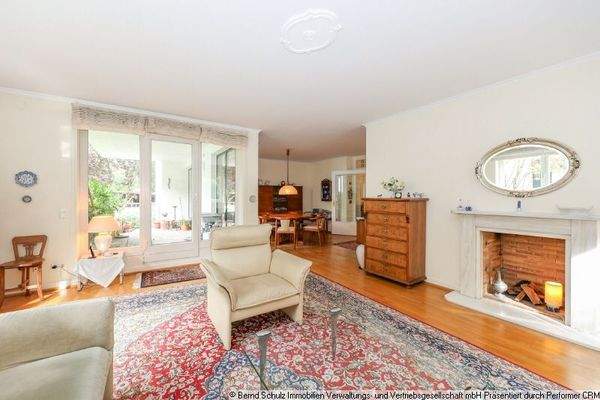 4 Wohnzimmer mit Kamin