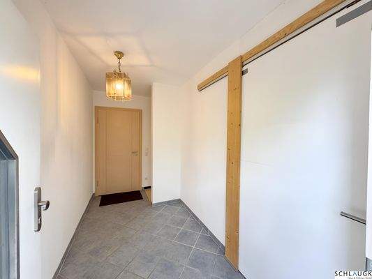 Eingangsbereich mit abtrennbarem Treppenhaus