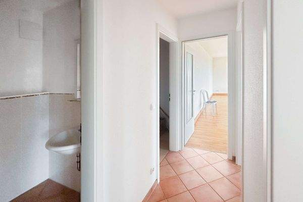 Flur mit Zugang zum Gäste-WC und Abstellraum