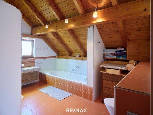 Badezimmer mit Badewanne