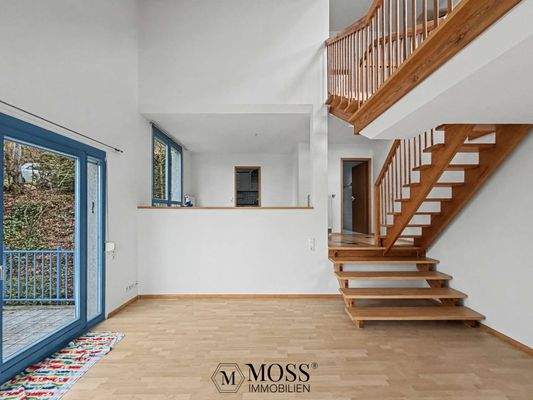 Wohn-Esszimer mit Sicht auf oberen Küchebereich