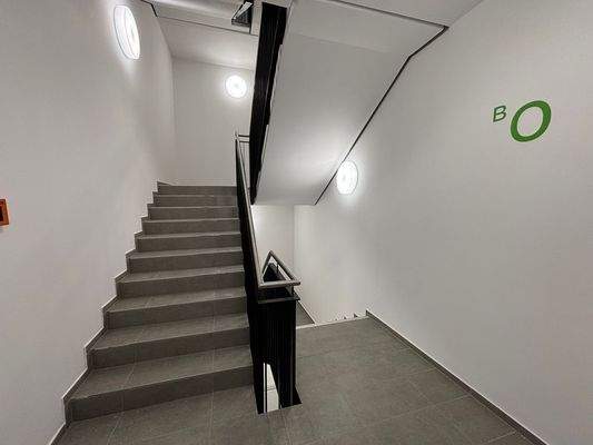 Treppenhaus mit Wandbeleuchtung