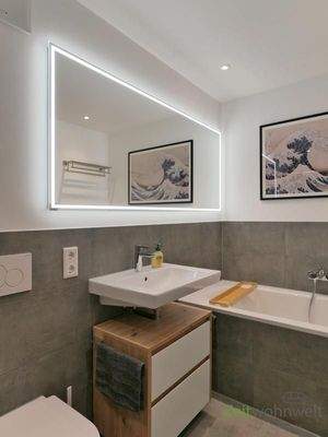 Waschtisch und LED-Spiegel