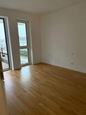 Helles Wohnzimmer mit Balkon