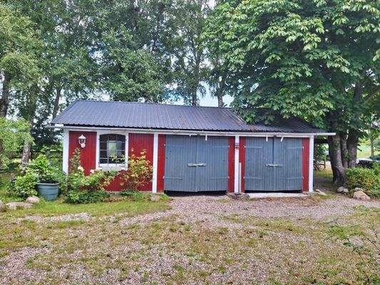 Doppelgarage mit Schuppen