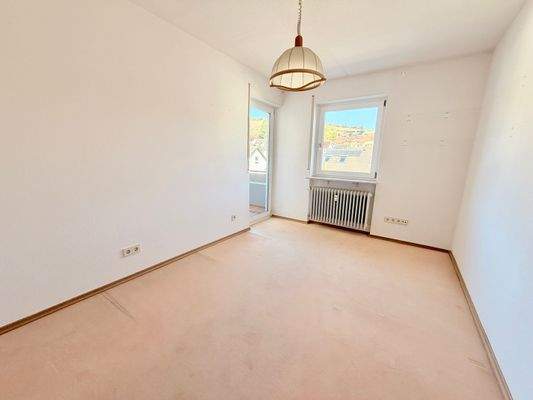 Schönes Kinderzimmer mit Zugang zum Balkon