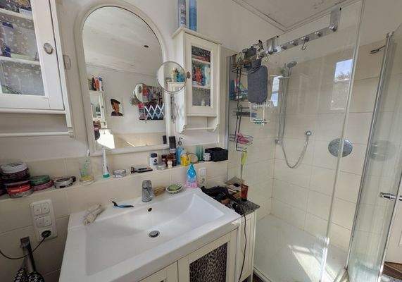 Bad mit Dusche im Dachgeschoss