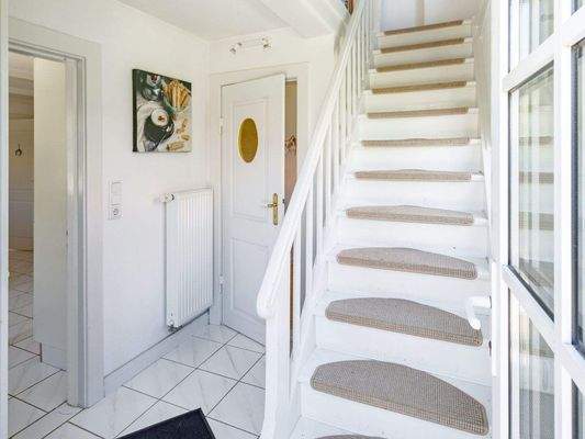 Flur mit Treppe ins DG