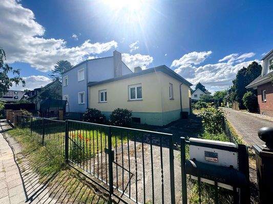 Blick auf Haus und Grundstück