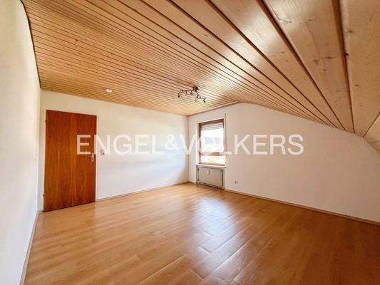 Großzügig geschnittenes Schlafzimmer mit ruhiger Ausrichtung