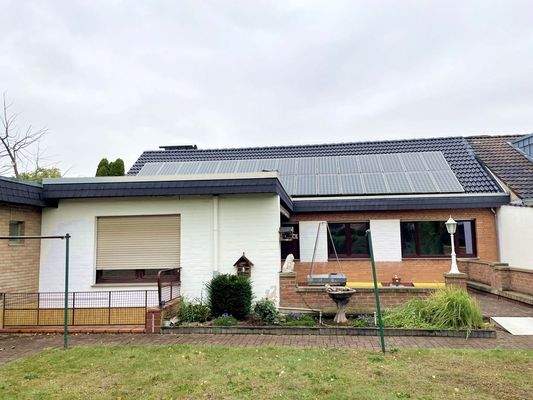 Blick vom Garten auf das Haus