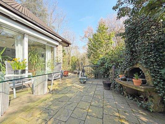 Terrasse mit elektrischer Markise und Grill