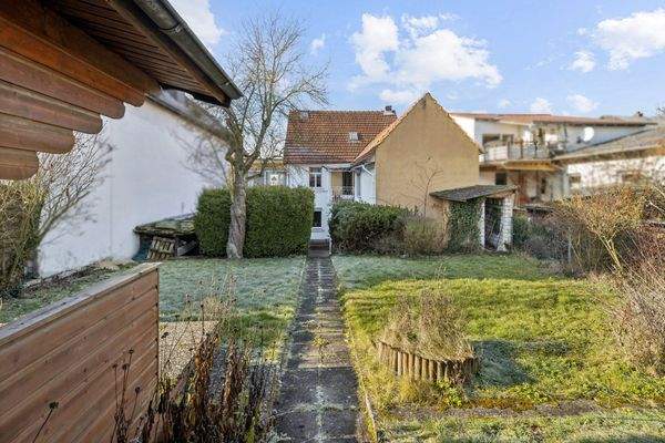 Blick vom Garten Richtung Gebäude