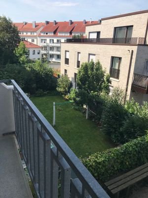 Blick vom Balkon in ruhigen Innenhof