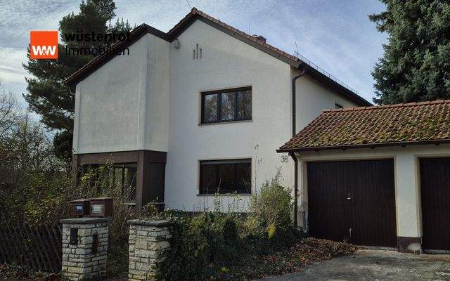 Hausansicht mit Doppelgarage und Grundstückszugang