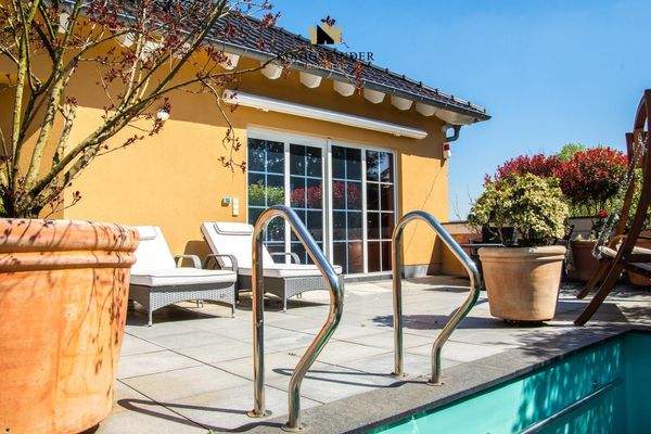 Sonnige Terrasse mit Pool