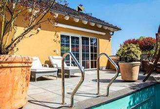 Sonnige Terrasse mit Pool