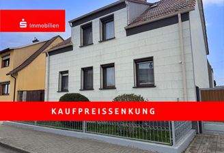KI-generiert: Haus Straßenansicht