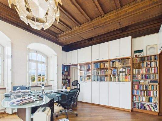 Maßangefertigte Bücherwand im Büro