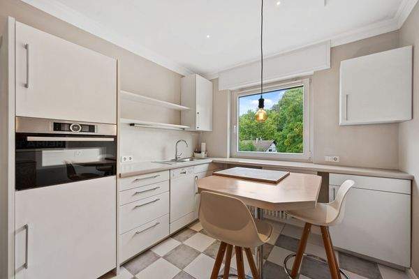 modern ausgestattete Küche