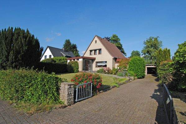 Hausansicht und Auffahrt