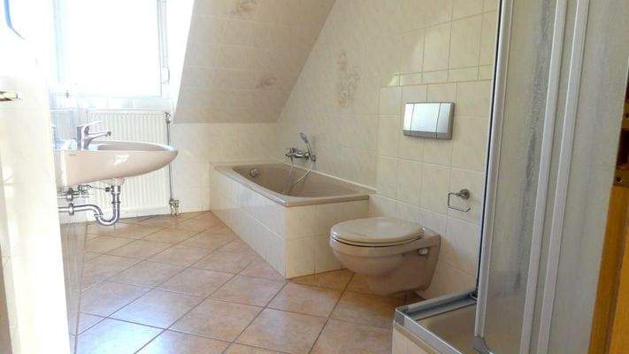 DG: Bad mit Dusche, Wanne + Fenster